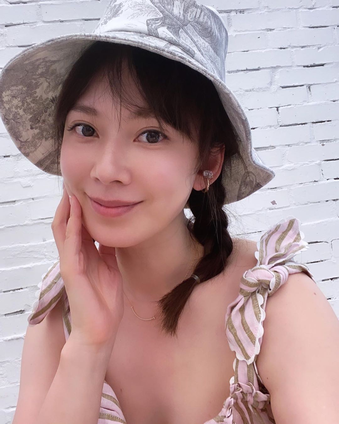 41岁Melody扮少女戴Tiffany微笑项链、Dior渔夫帽好清新