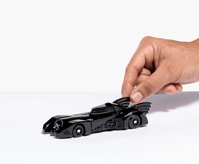 周董要入手了没？施华洛世奇推出“黑水晶版”蝙蝠车同捆蝙蝠侠不到2万5